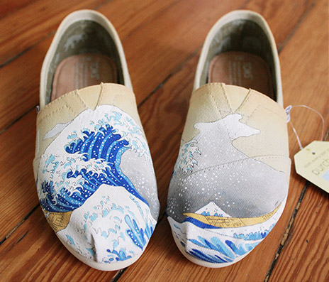 Front view of Tom's shoe (featuring 'The Great Wave off Kanagawa' inspired artwork)